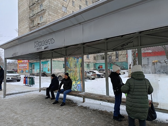Остановки «Юность», «Северный», «Строительный техникум». Без панелей, в неприглядном виде они стоят уже несколько месяцев